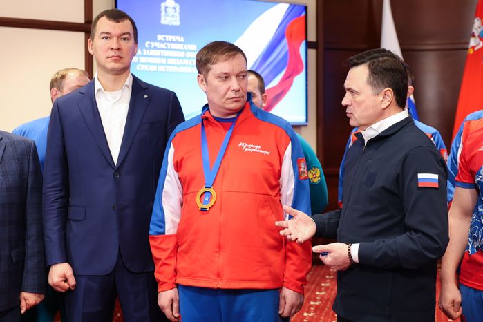 Андрей Воробьёв поздравил команду по следж-хоккею «Гвардия» с победой