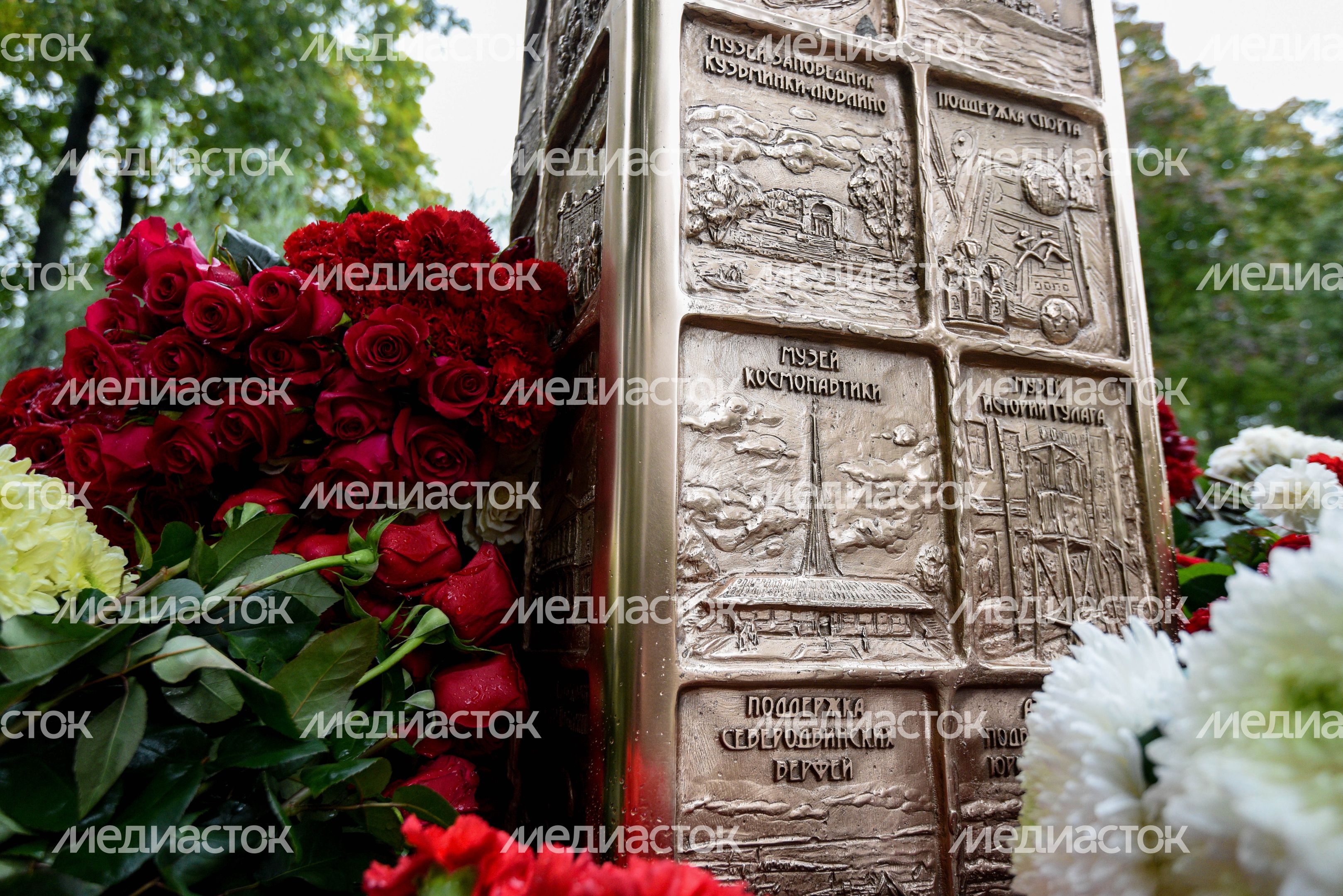 Памятник Михаилу Лужкову на Новодевичьем кладбище в Москве Памятник Михаилу Лужкову на Новодевичьем кладбище в Москве