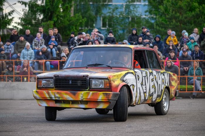 Невероятные трюки на автомобилях на шоу каскадеров в Чехове