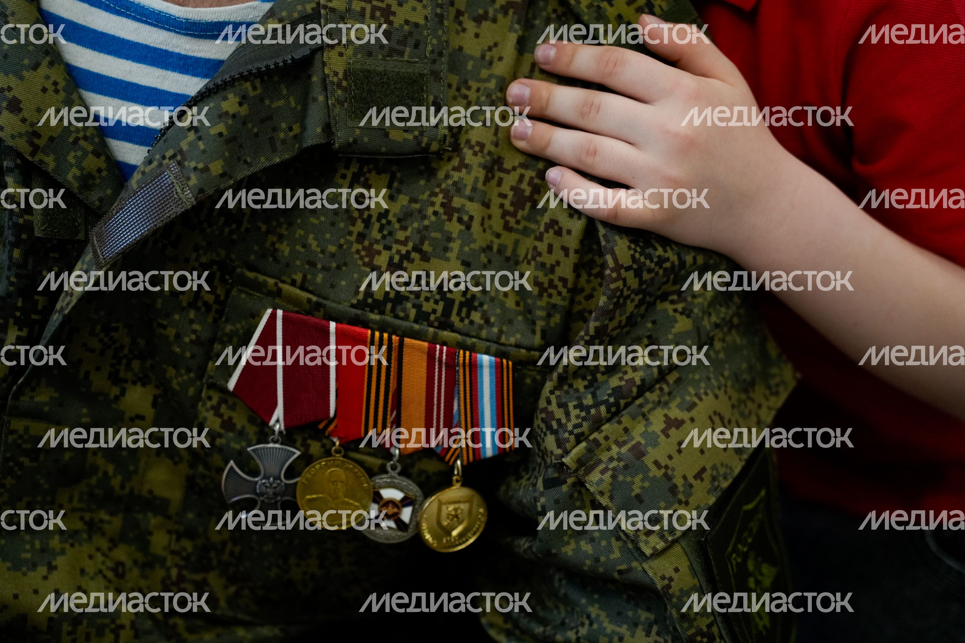 Губернатор навестил героя СВО и его семью в Электрогорске Губернатор навестил героя СВО и его семью в Электрогорске