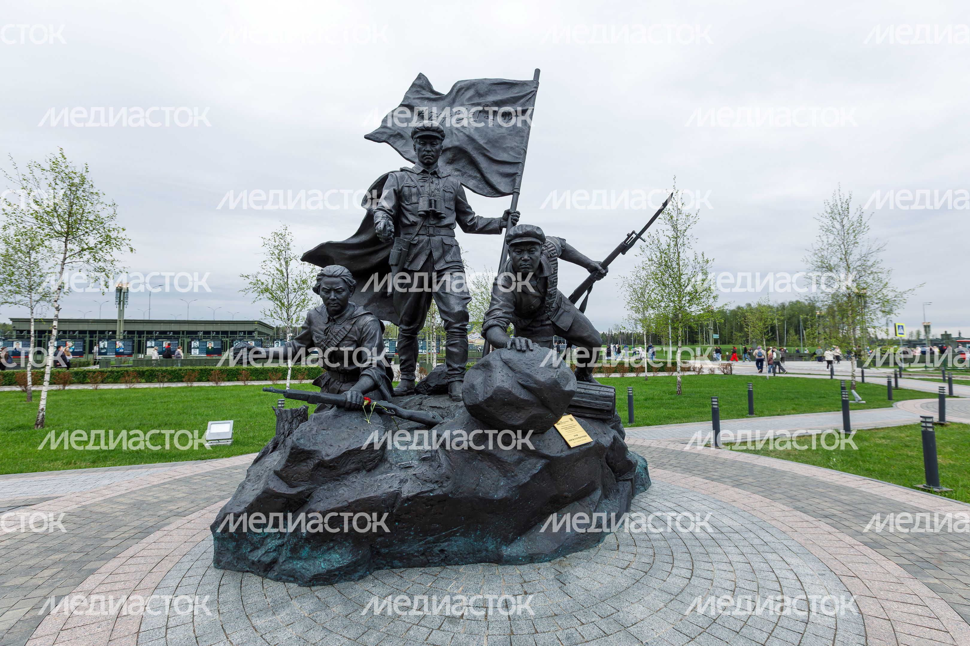 Скульптура «Союзники. Бойцы Кореи» на аллее Союзников в Центральном парке «Патриот» Одинцовского округа Скульптура «Союзники. Бойцы Кореи» на аллее Союзников в Центральном парке «Патриот» Одинцовского округа