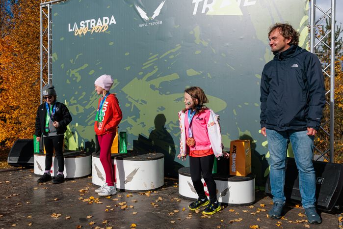Награждение бегунов на забеге Hero League Trail в Красногорске
