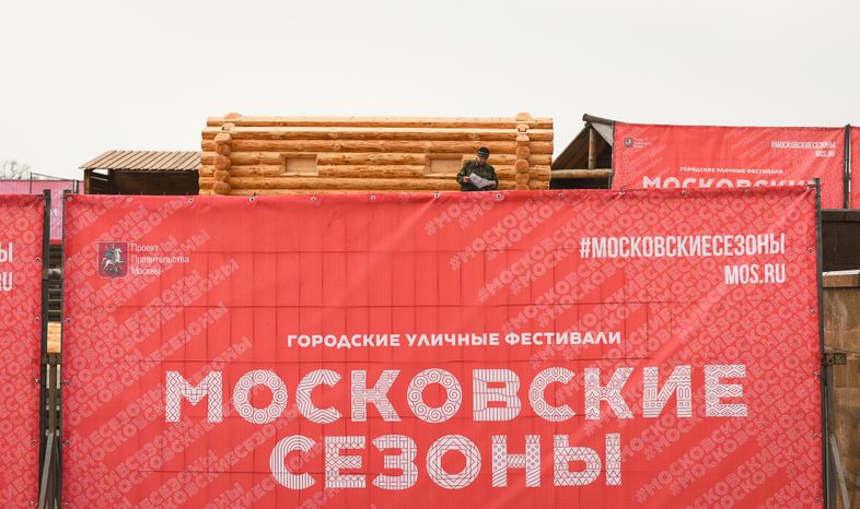 Монтаж инсталляций для фестиваля «Московская Масленица» на Манежной площади