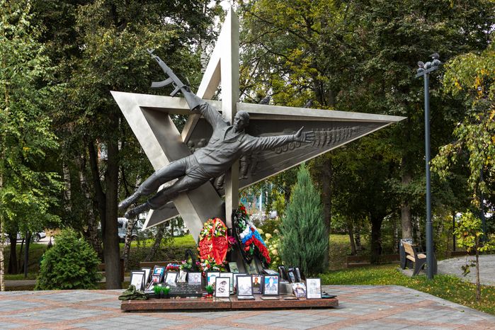 Памятник воинам-интернационалистам на аллее Славы в городе Видное Ленинского округа