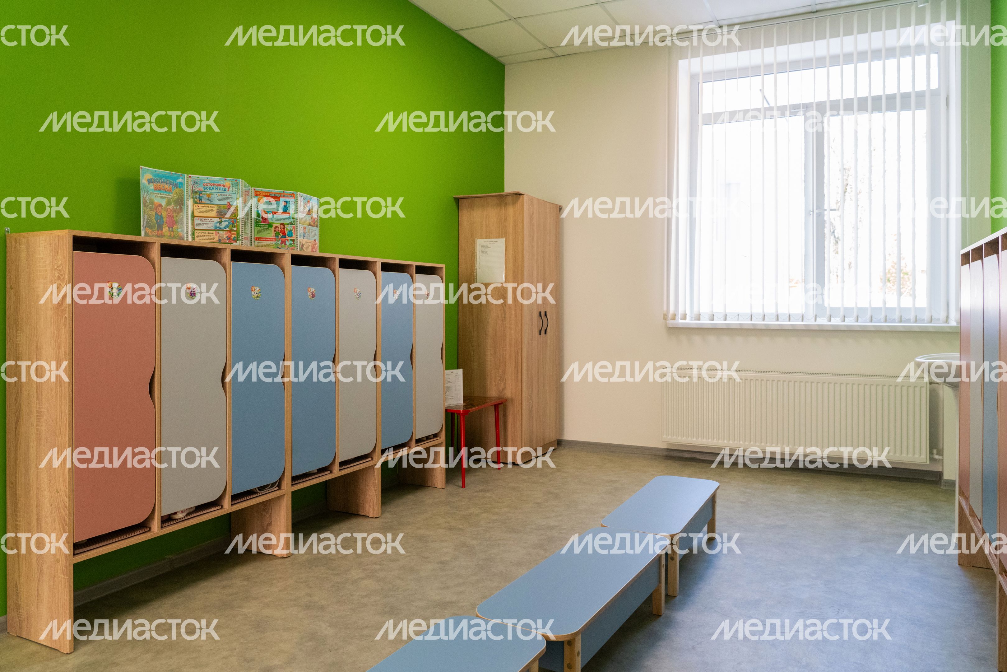 Раздевалка в детском саду №44 поселка Радумля округа Солнечногорск после капитального ремонта Раздевалка в детском саду №44 поселка Радумля округа Солнечногорск после капитального ремонта