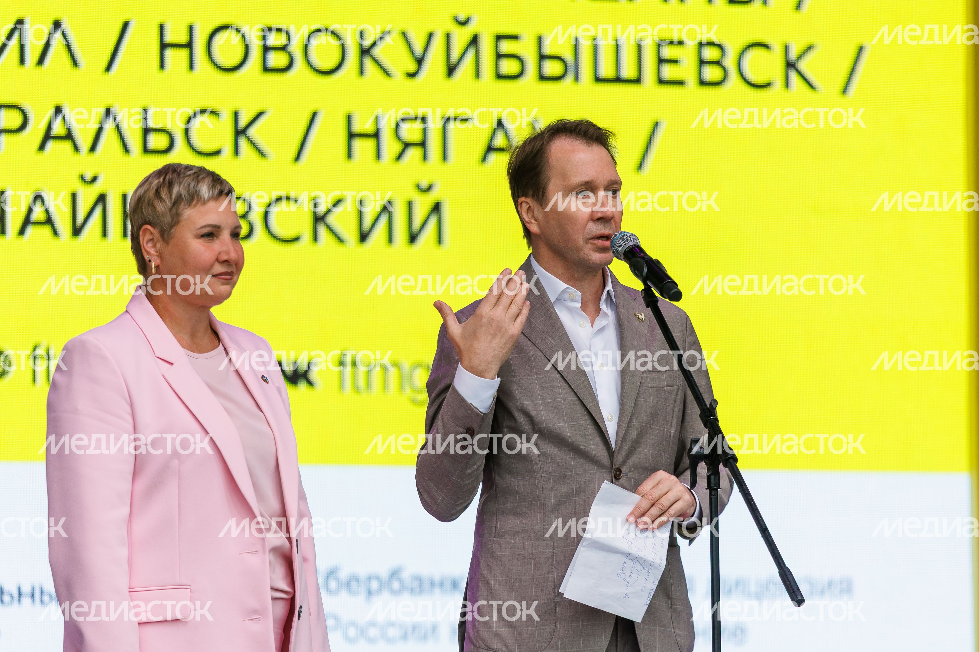 Глава Сергиево-Посадского округа Оксана Ероханова и актер Евгений Миронов на открытии Фестиваля театров малых городов Глава Сергиево-Посадского округа Оксана Ероханова и актер Евгений Миронов на открытии Фестиваля театров малых городов