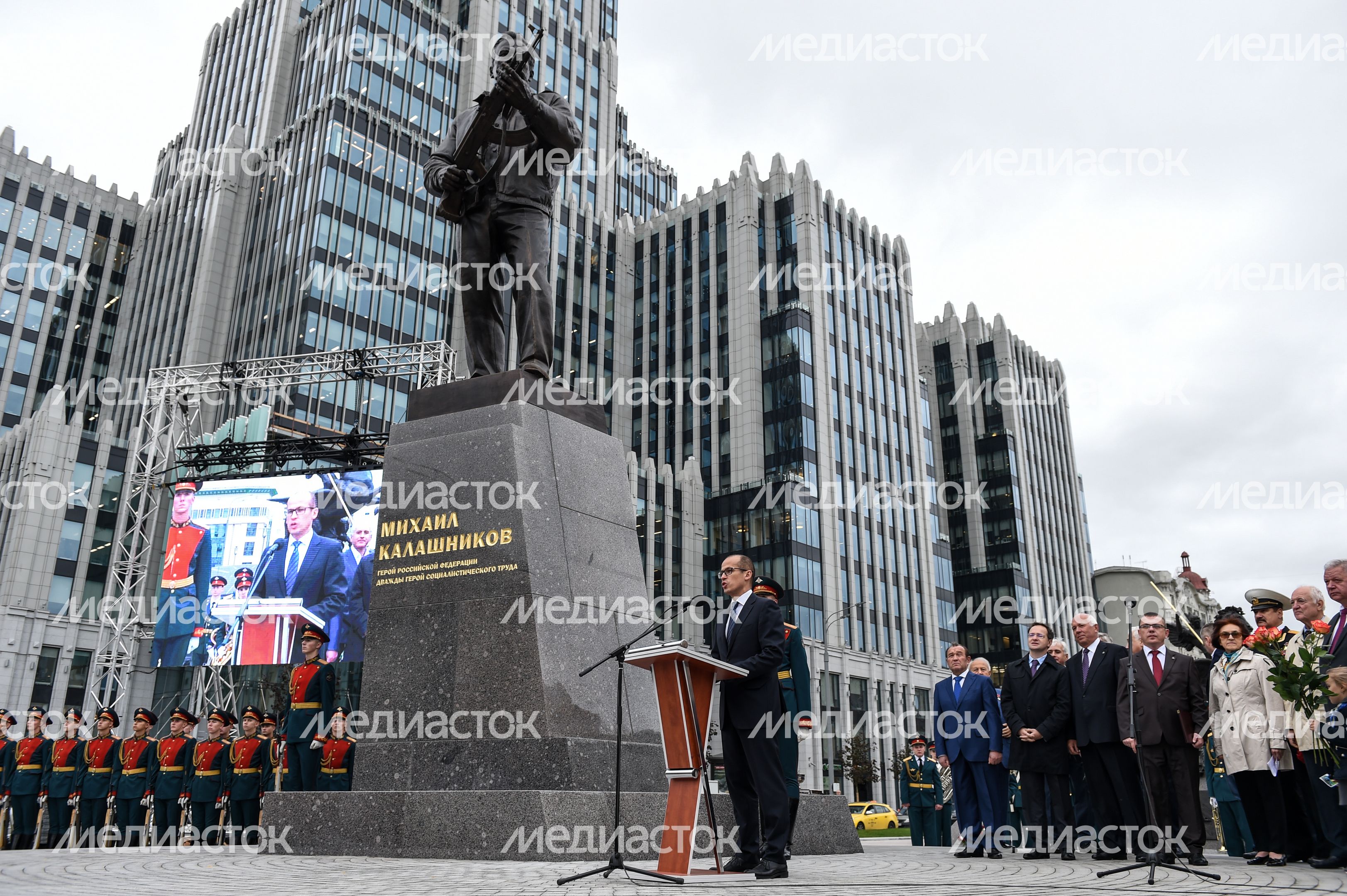 В Москве торжественно открыли памятник Михаилу Калашникову
