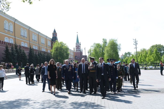 Подмосковная делегация возложила цветы к Могиле Неизвестного Солдата в Москве