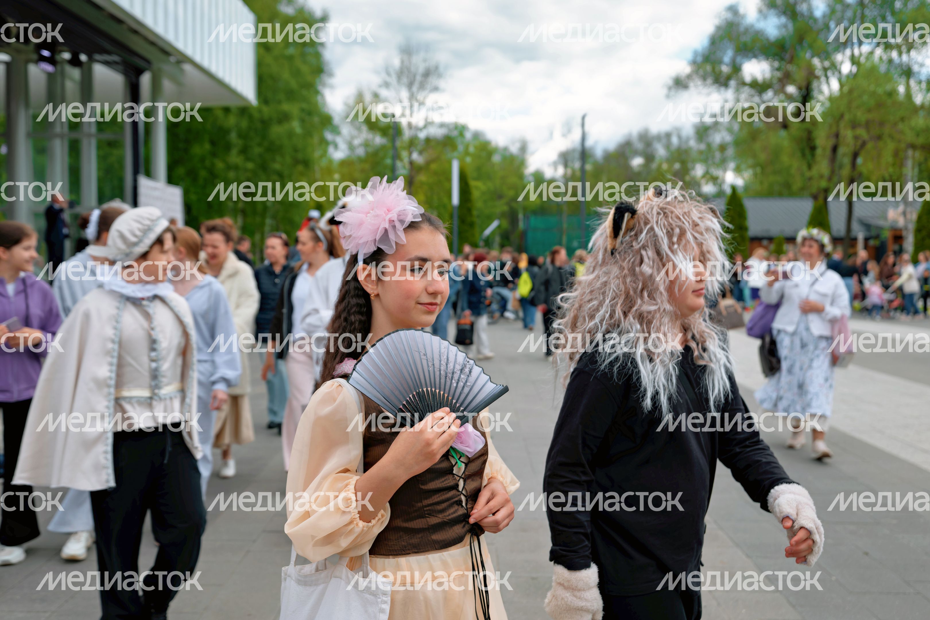 Костюмированное шествие в Центральном парке Лобни на закрытии XXX Театрального фестиваля «Русская классика» Костюмированное шествие в Центральном парке Лобни на закрытии XXX Театрального фестиваля «Русская классика»