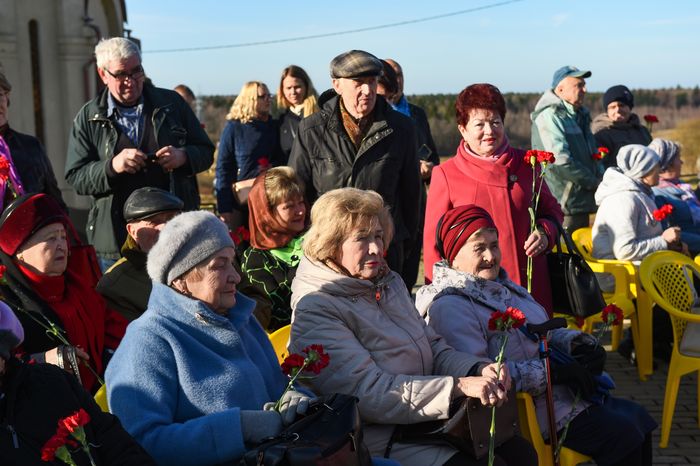 Открытие после реставрации воинского мемориала в деревне Ельня в Подмосковье