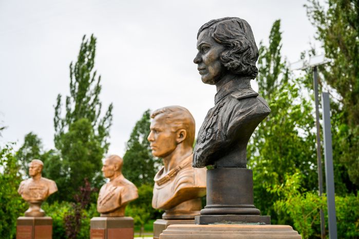 Бюсты героев Российской Федерации в парке 30-летия Победы в Орехово-Зуево