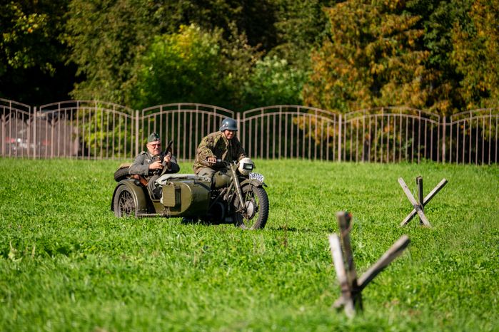 Немецкие солдаты едут на мотоцикле в военно-исторической реконструкции Битвы за Москву