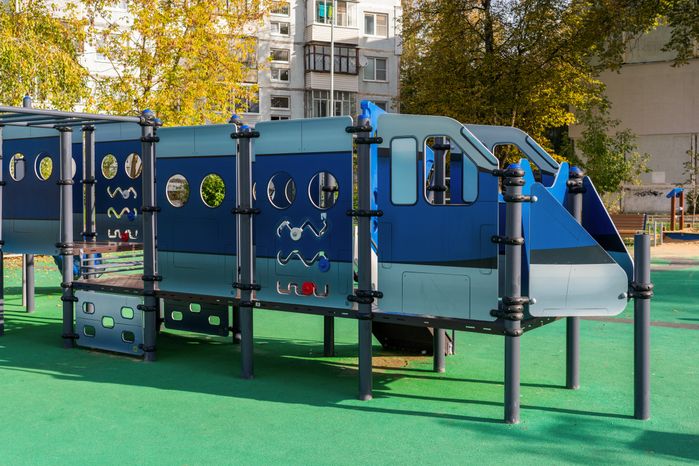 Новая игровая детская площадка в форме самолета на улице Шибанкова в Наро-Фоминске