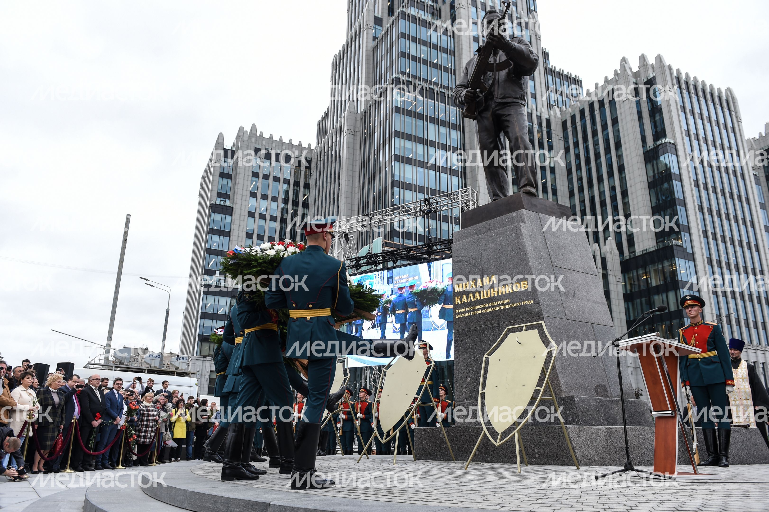 В Москве торжественно открыли памятник Михаилу Калашникову