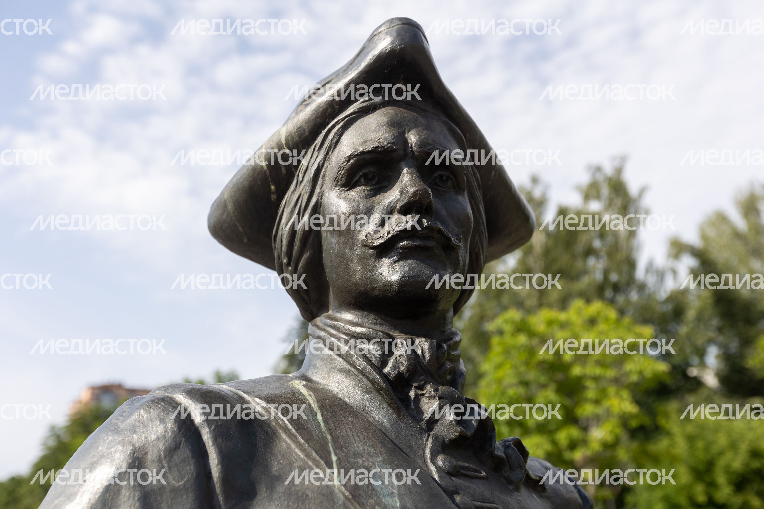 Скульптура Якова Брюса на Петровском бульваре в Лосино-Петровском