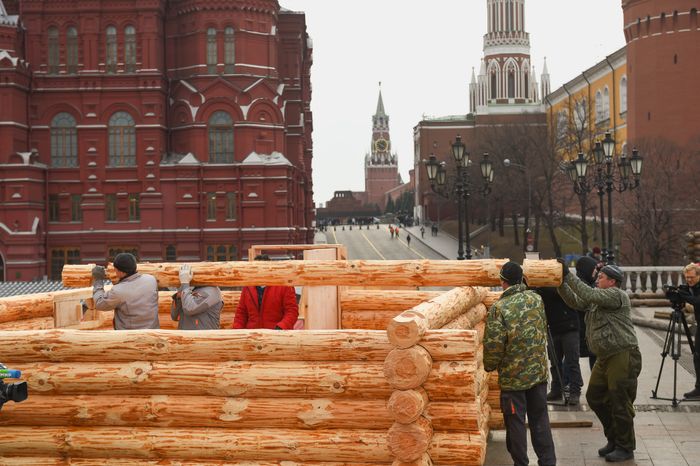 Монтаж инсталляций для фестиваля «Московская Масленица» на Манежной площади