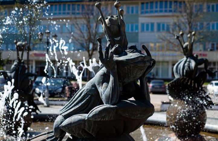 Весенние виды фонтана «Ожидание» в городе Дмитров