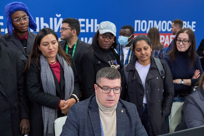 Иностранной молодёжи показали, как проходят выборы президента в Подмосковье