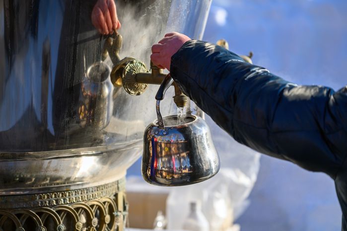 Чаем из самовара угощали гостей астрономического фестиваля «Русский холодец» 2026 в парке «Меленки» Павловского Посада