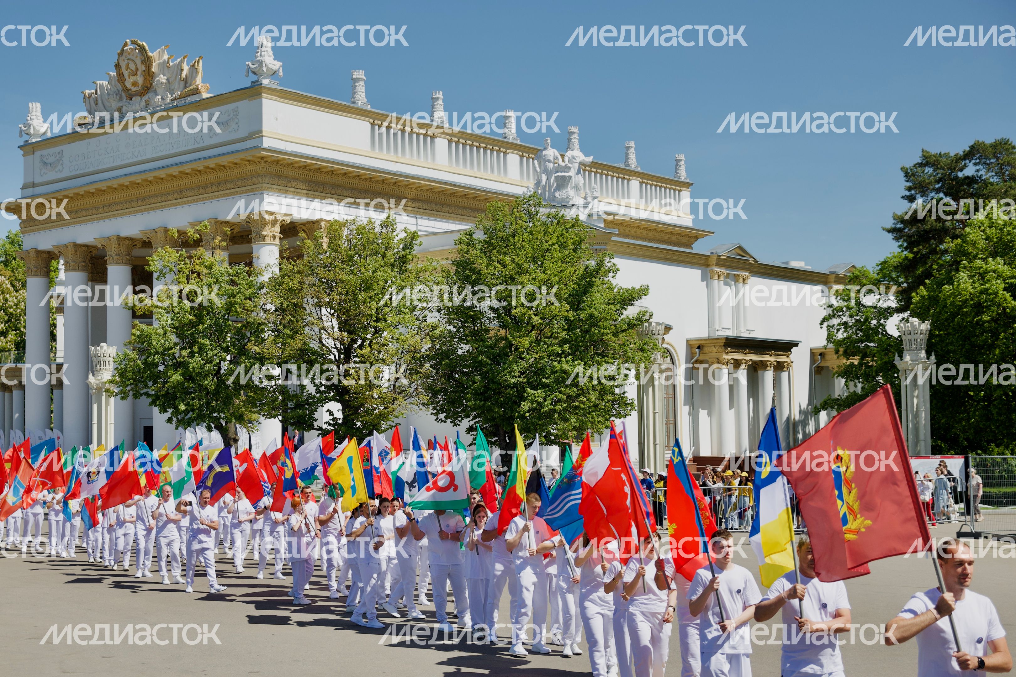 Подмосковные спортсмены с семьями присоединились к параду-шествию на ВДНХ