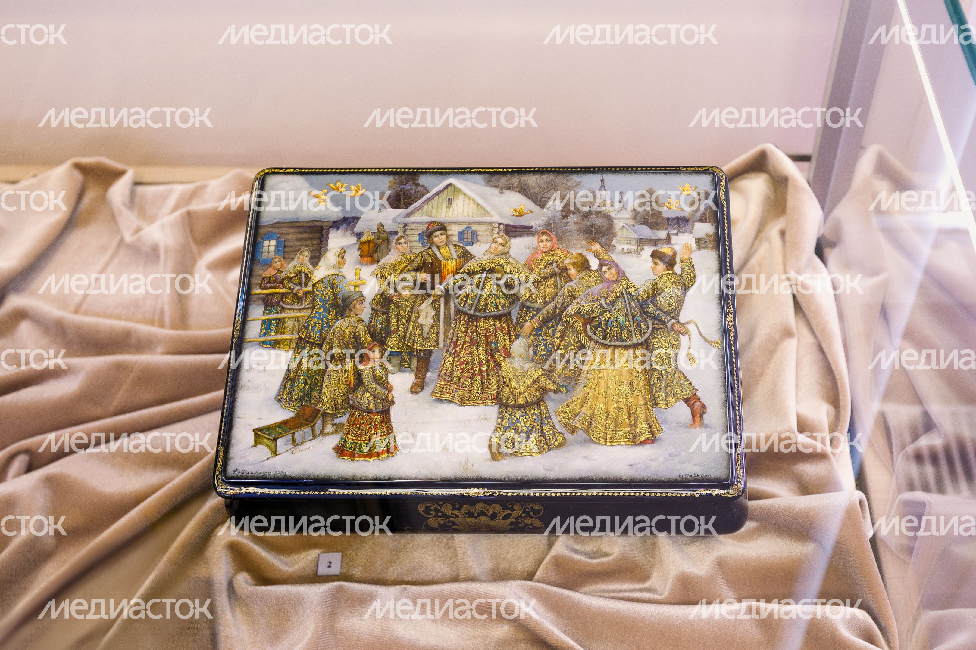 Шкатулка в технике лаковой миниатюры Федоскино на выставке «Фантазии полет и рук творенье…»