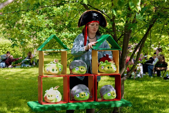 Костюмированное шествие в Центральном парке Лобни на закрытии XXX Театрального фестиваля «Русская классика»