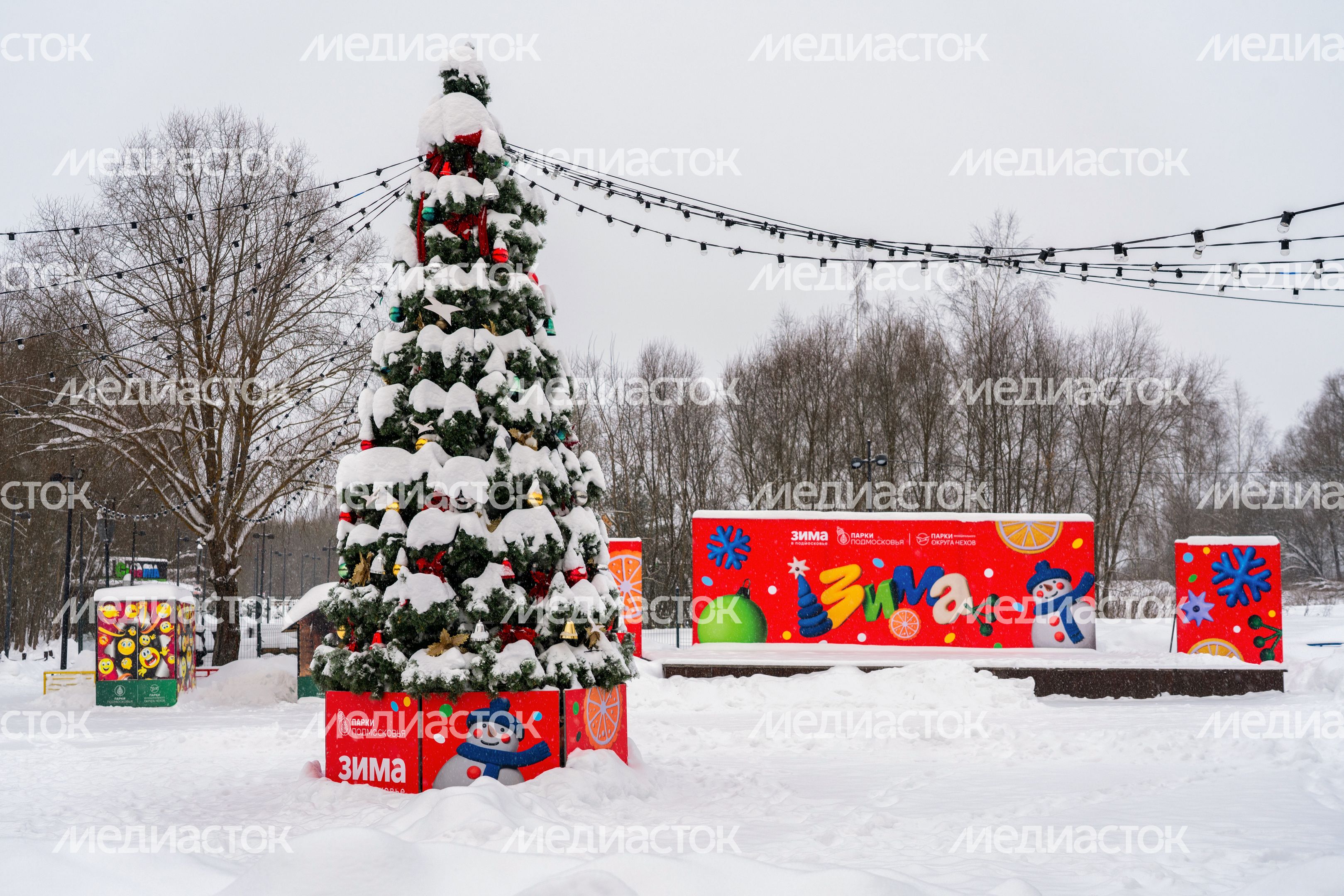 Новогоднее украшение центральной площадки в городском парке культуры и отдыха Чехова зимой Новогоднее украшение центральной площадки в городском парке культуры и отдыха Чехова зимой