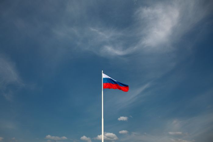 Флаг России на фоне голубого неба в Подмосковье
