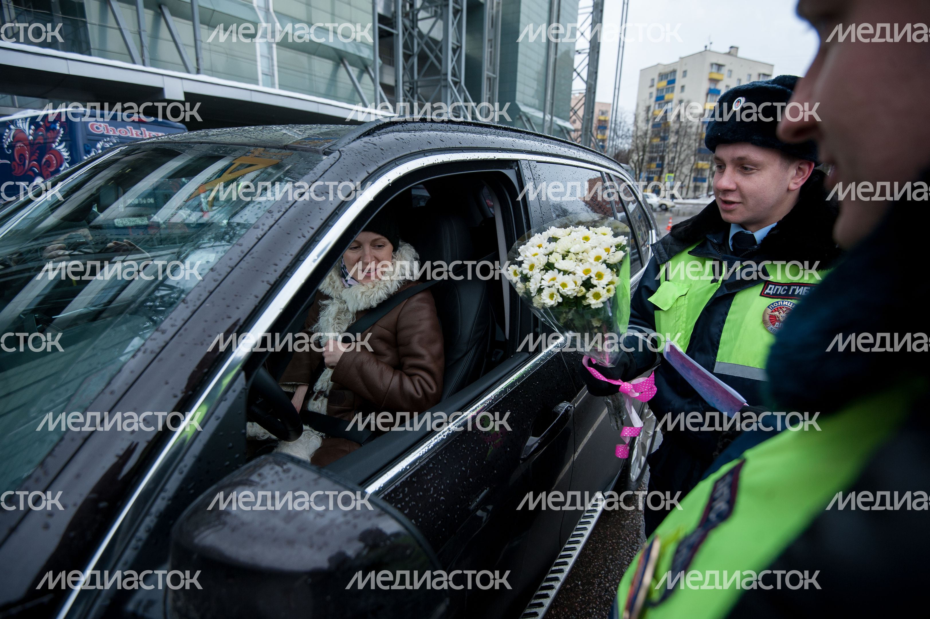 Сотрудники ГИБДД поздравляют женщин в преддверии 8 марта