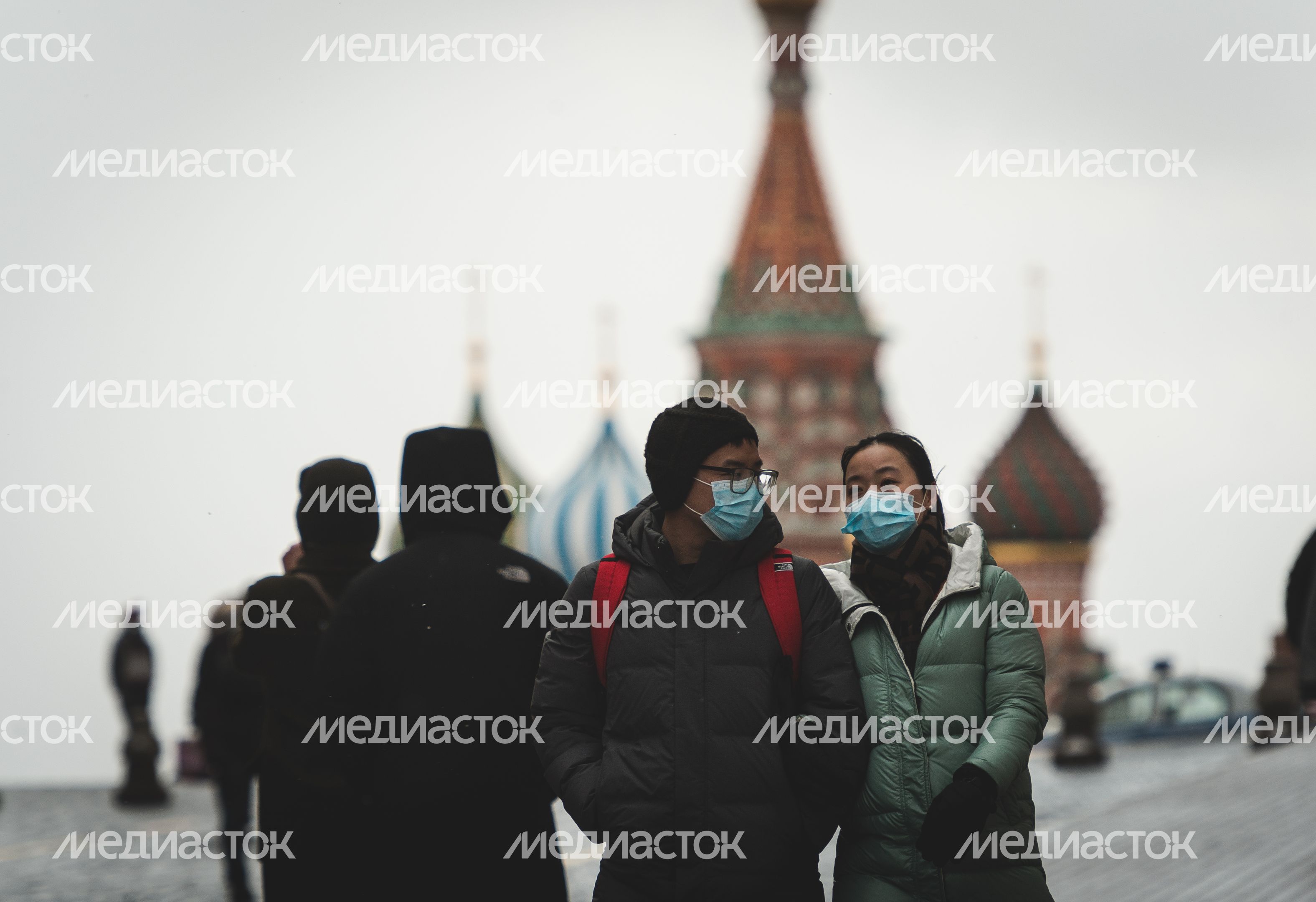 Люди в масках в период эпидемии коронавируса