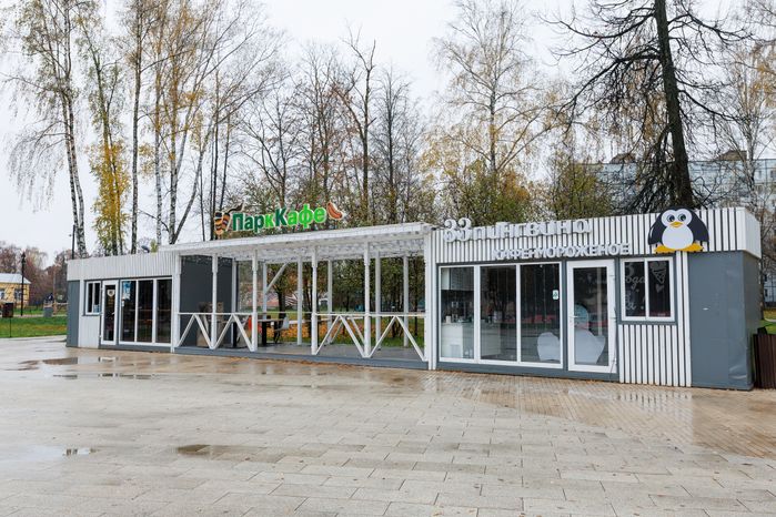 Кафе в Центральном парке культуры и отдыха города Пушкино осенью