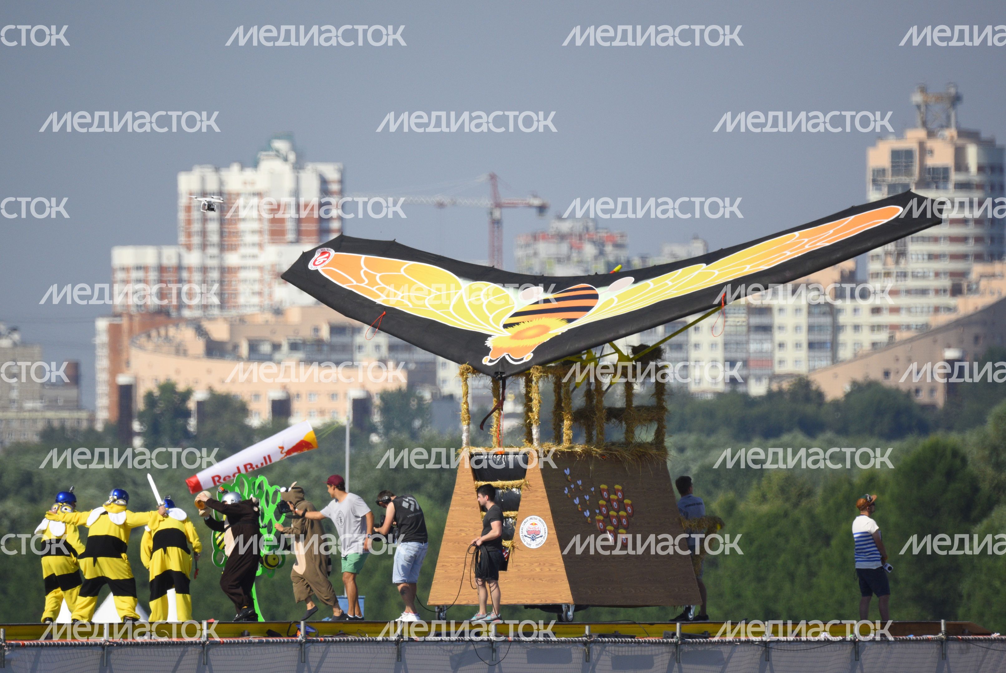 Фестиваль самодельных летательных аппаратов Red Bull Flugtag 2015