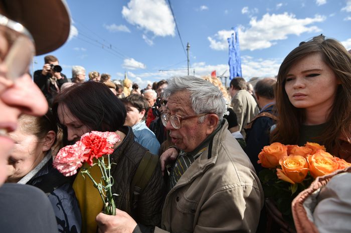 Возложение цветов к месту убийства Бориса Немцова в Москве