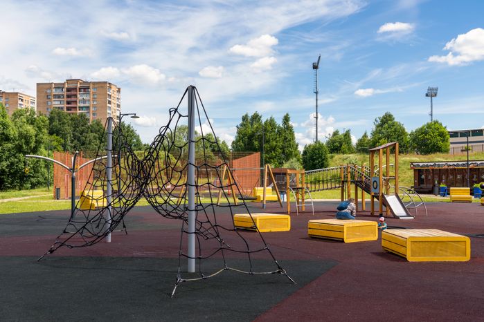 Парк у набережной реки Песочной в Истре