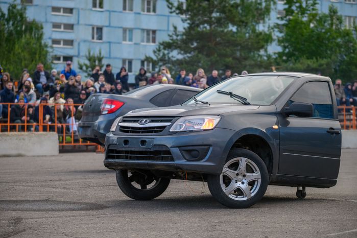 Невероятные трюки на автомобилях на шоу каскадеров в Чехове