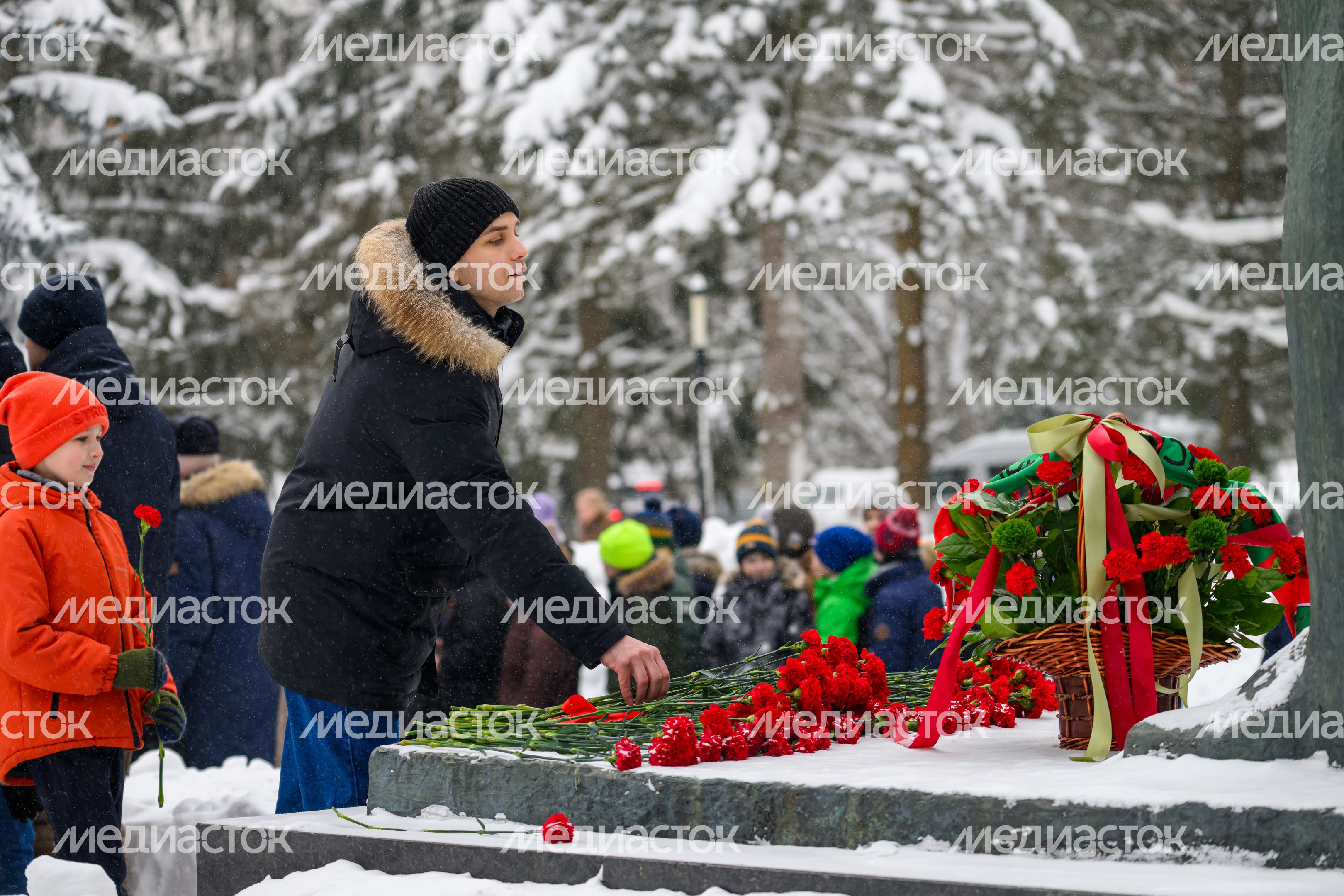 Возложение цветов к памятнику первому космонавту Юрию Гагарину в Звездном городке Возложение цветов к памятнику первому космонавту Юрию Гагарину в Звездном городке