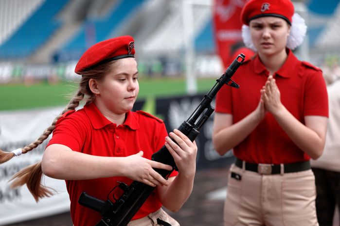 Мастерство сборки автомата Калашникова показали школьники в военно-патриотической игре «Наследники Победы» в Подольске