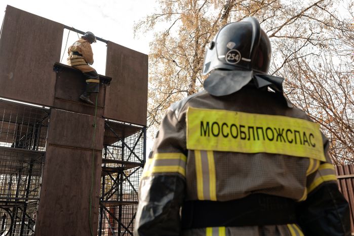 Спасатели демонстрируют навыки альпинистской подготовки на квалификационном экзамене