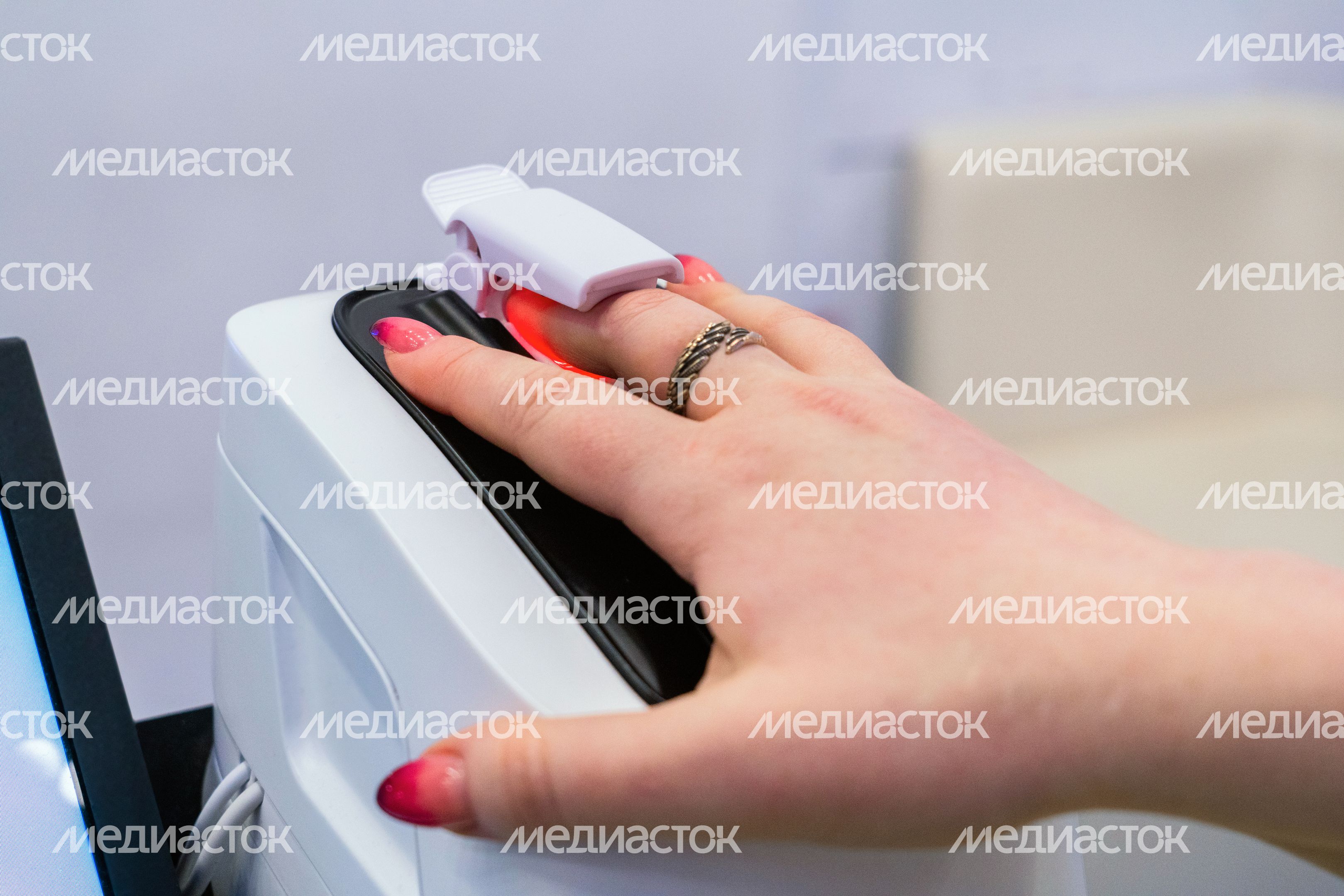 Робот Арди в Детском клиническом центре им. Л.М. Рошаля поможет измерить пульс и температуру тела Робот Арди в Детском клиническом центре им. Л.М. Рошаля поможет измерить пульс и температуру тела