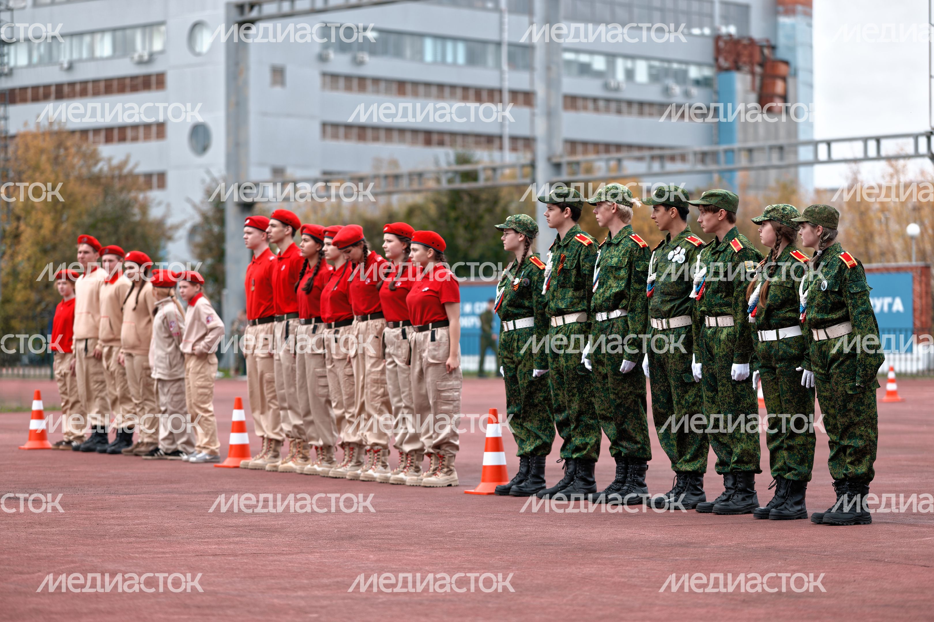 Смотр строя и песни показали школьники в военно-патриотической игре «Наследники Победы» в Подольске Смотр строя и песни показали школьники в военно-патриотической игре «Наследники Победы» в Подольске