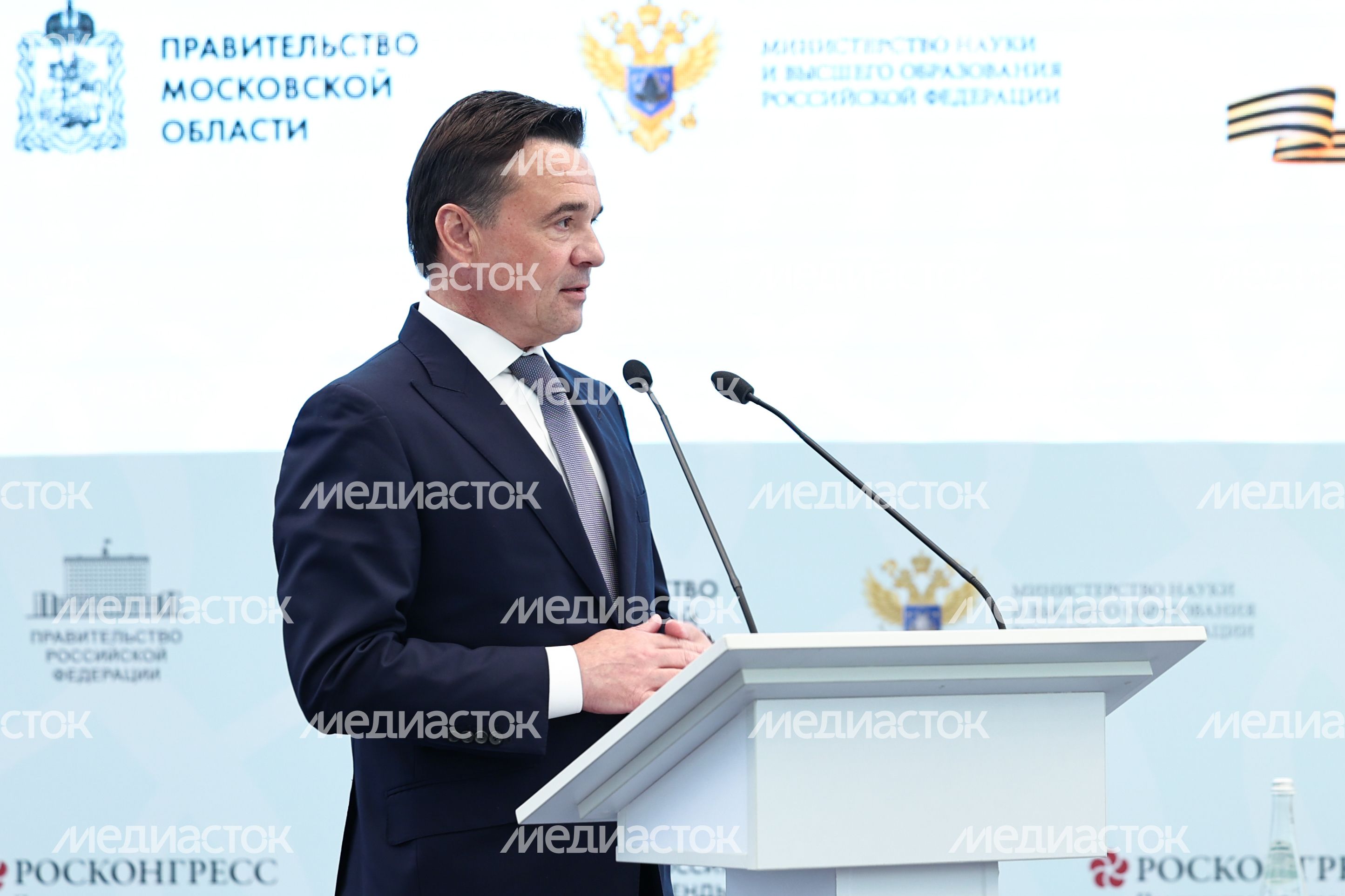 Андрей Воробьев на пленарной сессии форума "Россия и мир: тренды здорового долголетия" Андрей Воробьев на пленарной сессии форума "Россия и мир: тренды здорового долголетия"