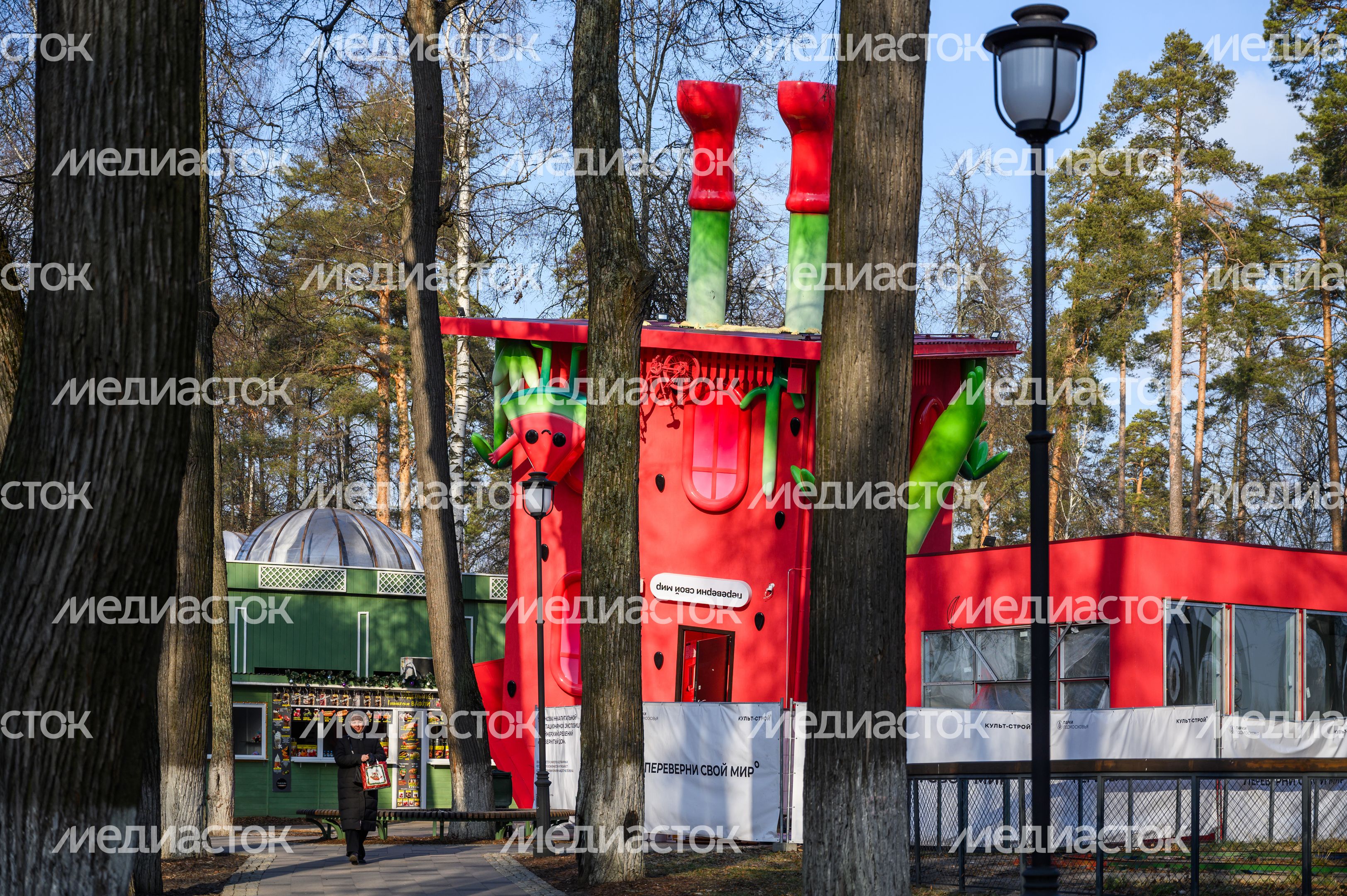 Перевернутый дом в Раменском городском парке культуры и отдыха