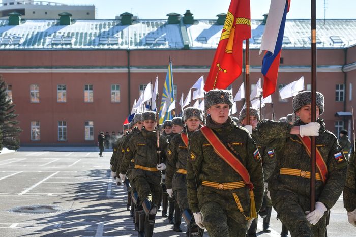 Подготовка военнослужащих отдельного комендантского Преображенского полка к военному параду на Красной площади