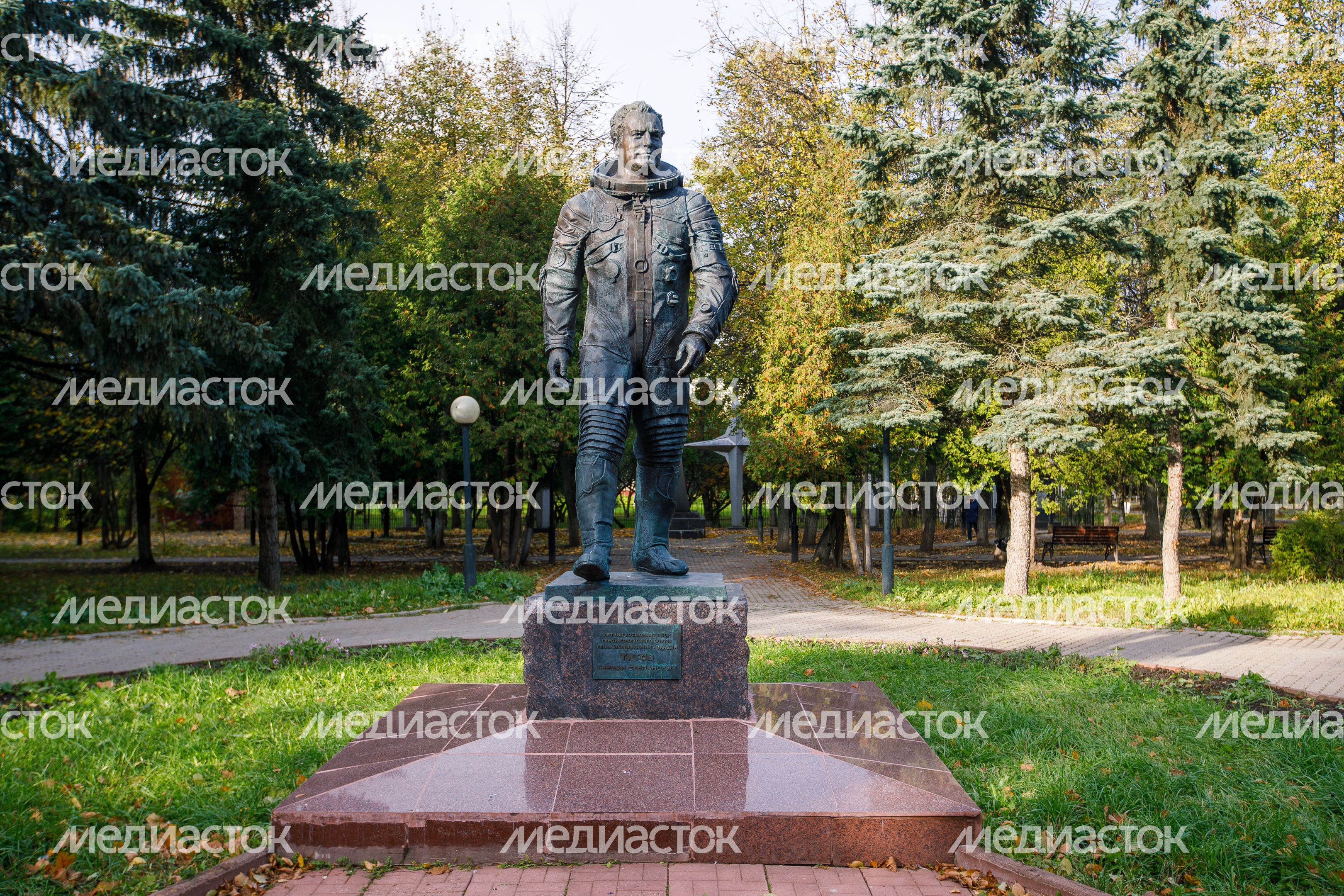 Краснознаменск. Памятник космонавту Герману Титову Краснознаменск. Памятник космонавту Герману Титову