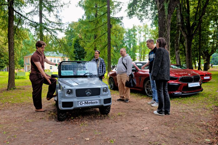 Ретроавтомобили и суперкары на автофестивале «Автовыходные в Архангельском» в округе Красногорск