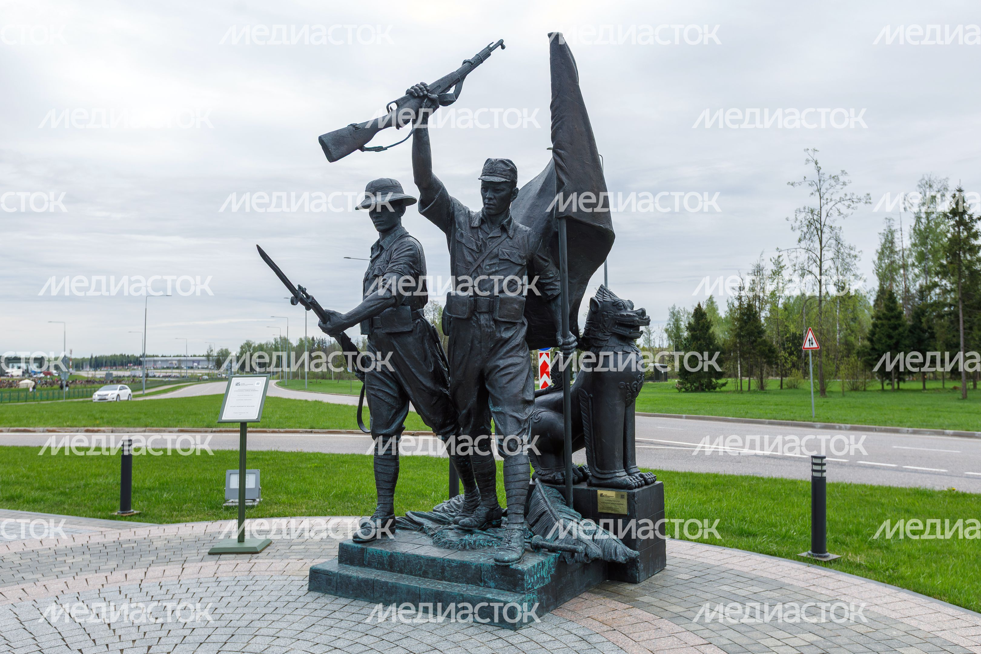 Скульптура «Союзники. Бойцы Мьянмы» на аллее Союзников в Центральном парке «Патриот» Одинцовского округа