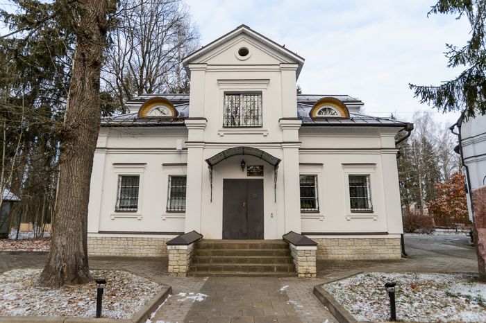 Сергиев Посад. Сергиевский храм. Осень