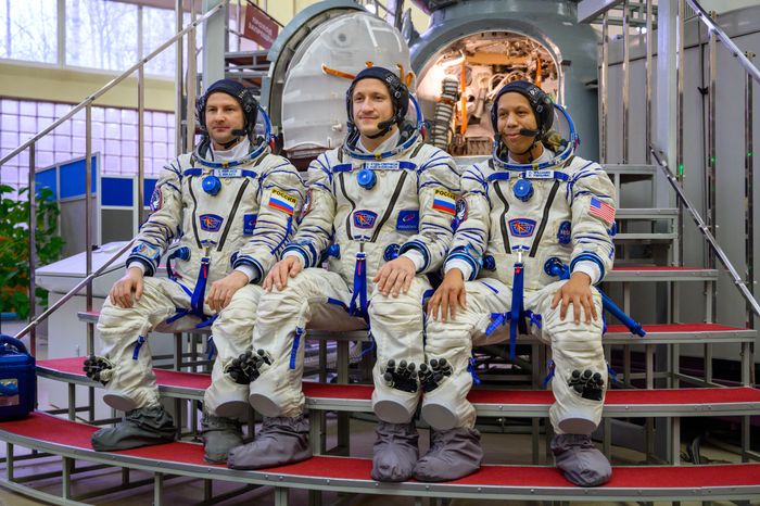 Космонавты основного экипажа МКС-74 Сергей Микаев, Сергей Кудь-Сверчков, Кристофер Уилльямс в Звездном городке
