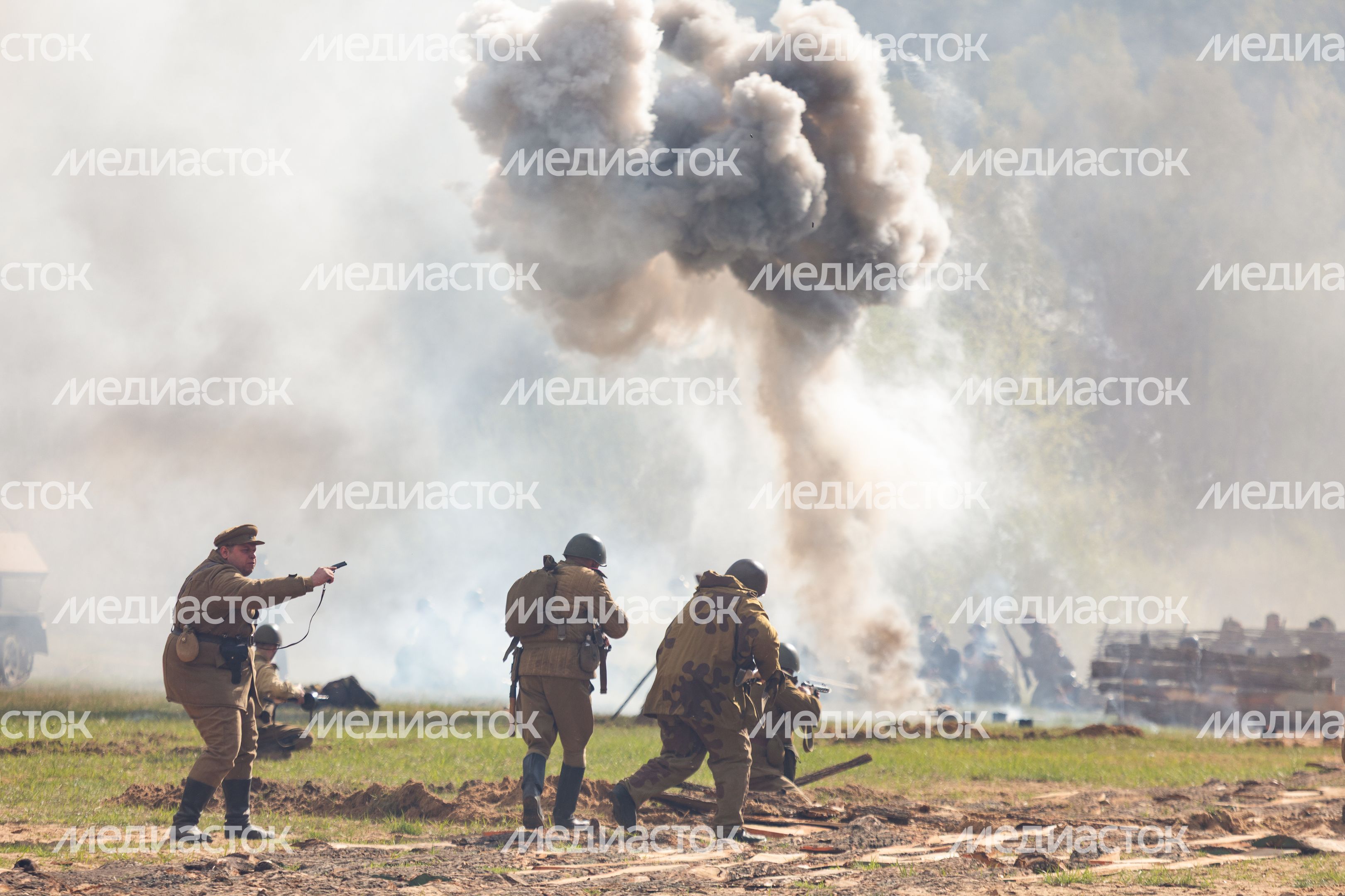 Военно-историческая реконструкция "Успех в единстве поколений" в Химках Военно-историческая реконструкция "Успех в единстве поколений" в Химках