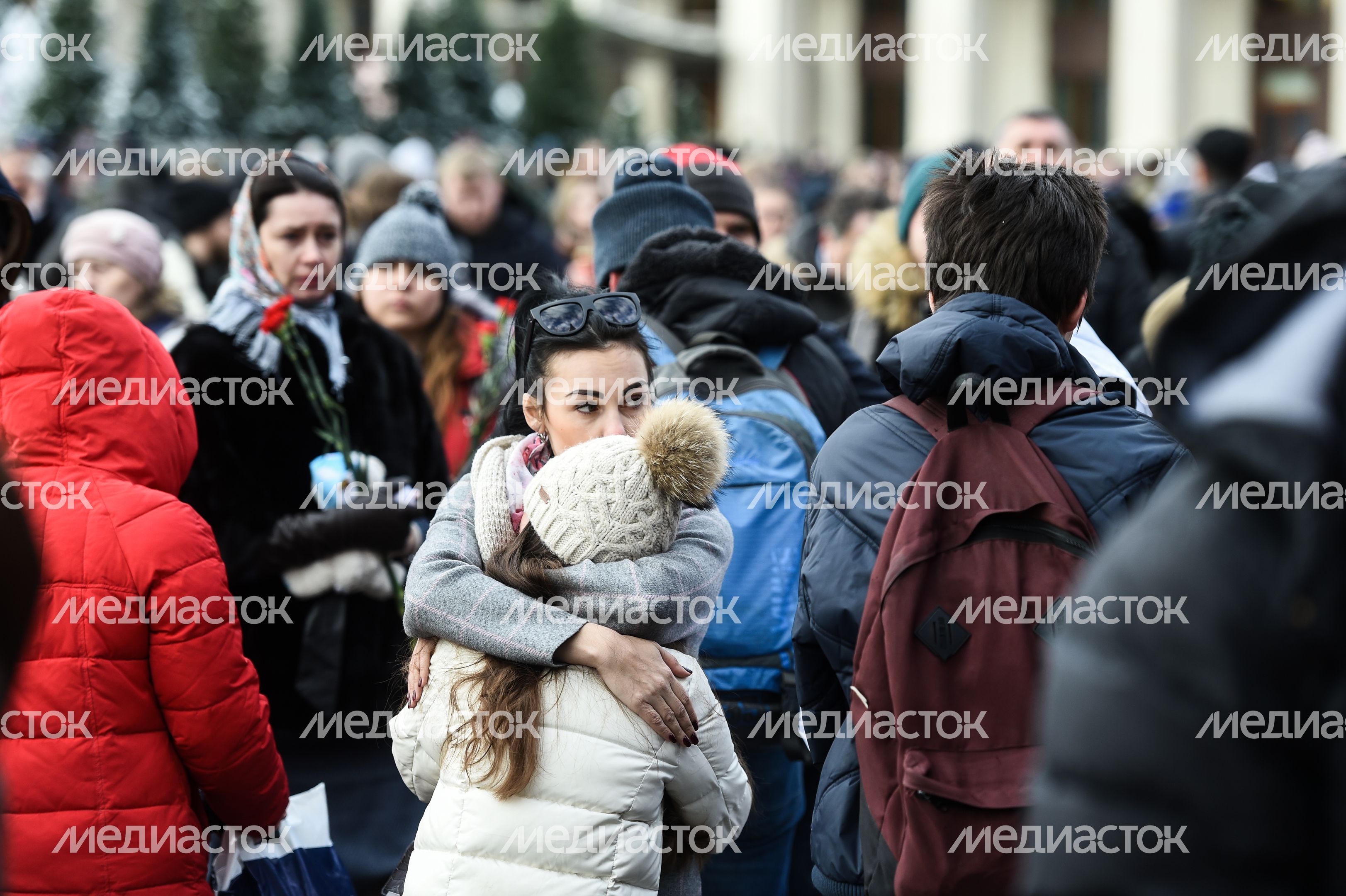 Акция в память о погибших в Кемерове на Манежной площади в Москве